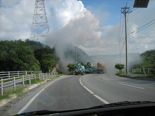 煙の中からクレーン車